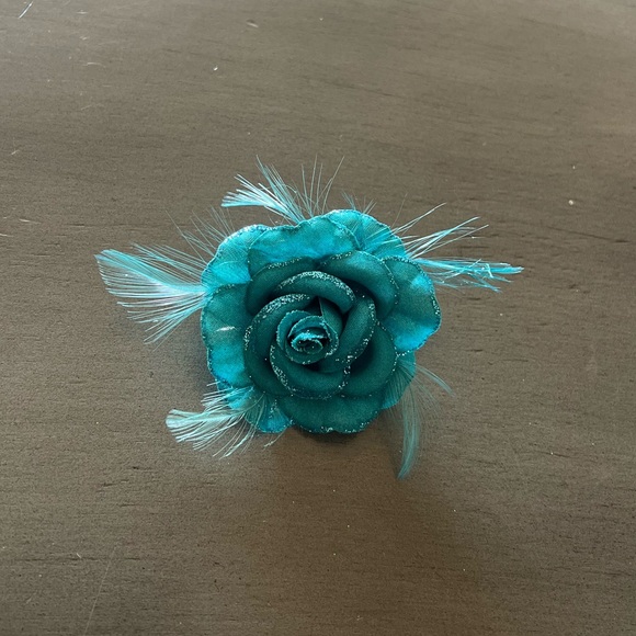 White Rose Glittery Silk Flower & Feather Floral 2” Alligator Hair Clip Neutral - Picture 3 of 5